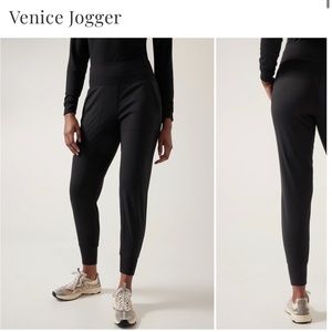 NWT athleta Venice jogger in size small color black
